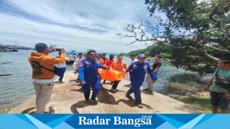 Petugas kepolisian melakukan evakuasi korban anak di pesisir Pantai Sebotok, Sumbawa, Sabtu (28 Februari 2026). (Foto Dok Ho/RadarBangsa.co.id)