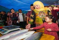 Gubernur Khofifah saat mengunjungi Pasar Bandeng Gresik bersama cucu, Rabu (18/3/2026). (Foto Dok Ho/RadarBangsa.co.id)