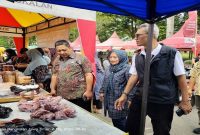Warga antre membeli bahan pokok saat Gerakan Pangan dan Pasar Murah Ramadan di depan Pendopo Agung Bangkalan, Jumat (6/3/2026). (Foto Dok Ho/RadarBangsa.co.id)