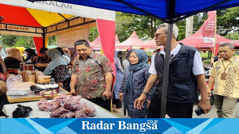 Warga antre membeli bahan pokok saat Gerakan Pangan dan Pasar Murah Ramadan di depan Pendopo Agung Bangkalan, Jumat (6/3/2026). (Foto Dok Ho/RadarBangsa.co.id)