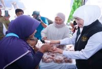 Gubernur Khofifah memantau kegiatan Pasar Murah di Kelurahan Pare, Kabupaten Kediri,  Senin, 1 Maret 2026  (Foto Dok Ho/RadarBangsa.co.id)