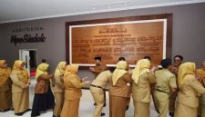 Bupati Pasuruan Rusdi Sutejo memimpin apel bersama dan halal bihalal ASN, Senin (30/3/2026) (Foto Dok Ho/RadarBangsa.co.id)