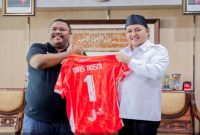 Penyerahan simbolis manajemen Persekabpas kepada Bupati Pasuruan, Rabu (4/3/2026). (Foto Dok Ho/RadarBangsa.co.id)