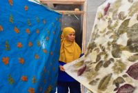 Perajin membatik motif daun kelor di Dusun Betas, Desa Kepulungan, Gempol, Pasuruan, Senin (2/3/2026). (Foto Dok Ho/RadarBangsa.co.id)