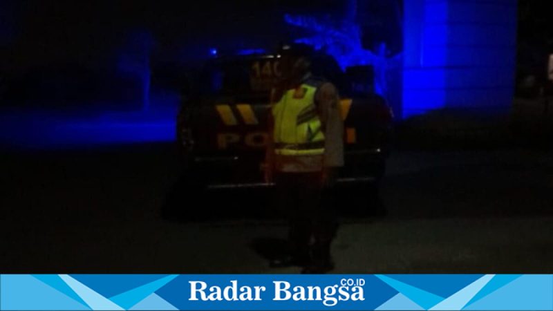 Petugas Polsek Tikung melakukan patroli Blue Light di wilayah perbatasan Lamongan, Rabu (11/3/2026) dini hari. (Foto Dok Ho/RadarBangsa.co.id)