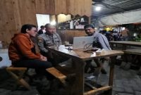 Petugas Polsek Tikung melaksanakan patroli dialogis di wilayah Kecamatan Tikung, Selasa (10/3/2026) malam. (Foto Dok Ho/RadarBangsa.co.id)