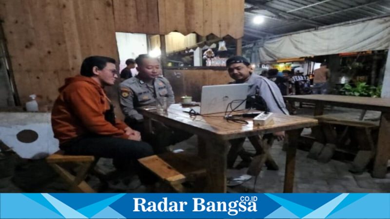 Petugas Polsek Tikung melaksanakan patroli dialogis di wilayah Kecamatan Tikung, Selasa (10/3/2026) malam. (Foto Dok Ho/RadarBangsa.co.id)