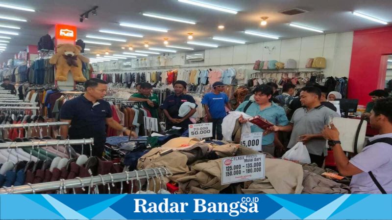 Wabup Pelalawan Husni Tamrin berbagi dengan wartawan di Pangkalan Kerinci, Rabu (18/3/2026) (Foto Dok Ho/RadarBangsa.co.id)