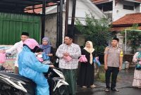 Pembagian 250 paket takjil gratis oleh Pemdes Randupitu kepada warga dalam kegiatan Pondok Ramadhan, Sabtu (7/3/2026). (Foto Dok Ho/RadarBangsa.co.id)