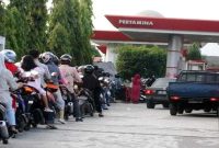 Ilustrasi antrean panjang di SPBU saat pengisian BBM, pemerintah pastikan harga BBM tidak naik per 1 April 2026, Selasa (31/3). (Foto Dok Ho/RadarBangsa.co.id)
