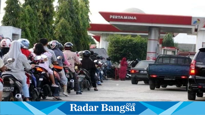 Ilustrasi antrean panjang di SPBU saat pengisian BBM, pemerintah pastikan harga BBM tidak naik per 1 April 2026, Selasa (31/3). (Foto Dok Ho/RadarBangsa.co.id)