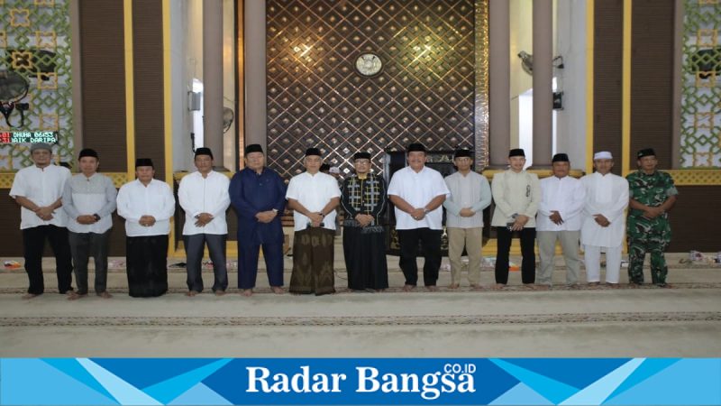 Bupati Asahan Taufik Zainal Abidin menghadiri peringatan malam Nuzulul Qur’an 1447 H di Masjid Agung H. Achmad Bakrie Kisaran, Jumat (6/3/2026). (Foto Dok Ho/RadarBangsa.co.id)