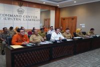 Bupati Lamongan Yuhronur Efendi memimpin rapat koordinasi virtual bersama camat se-Lamongan, Selasa (10/3). (Foto Dok Ho/RadarBangsa.co.id)