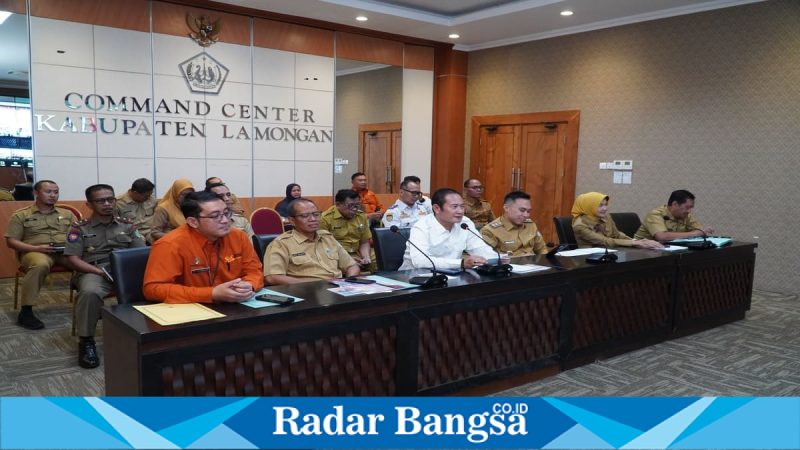 Bupati Lamongan Yuhronur Efendi memimpin rapat koordinasi virtual bersama camat se-Lamongan, Selasa (10/3). (Foto Dok Ho/RadarBangsa.co.id)