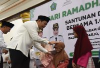 Bupati Sidoarjo Subandi menyerahkan santunan kepada anak yatim pada Safari Ramadan di Pendopo Delta Wibawa, Minggu (15/3/2026). (Foto Dok Ho/RadarBangsa.co.id)
