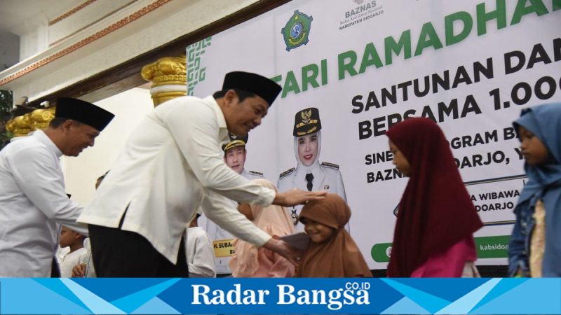Bupati Sidoarjo Subandi menyerahkan santunan kepada anak yatim pada Safari Ramadan di Pendopo Delta Wibawa, Minggu (15/3/2026). (Foto Dok Ho/RadarBangsa.co.id)