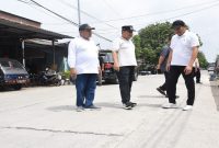 Bupati Sidoarjo meninjau proses perbaikan jalan rusak di salah satu ruas jalan Kabupaten Sidoarjo, Jumat (13/3/2026). (Foto Dok Ho/RadarBangsa.co.id)