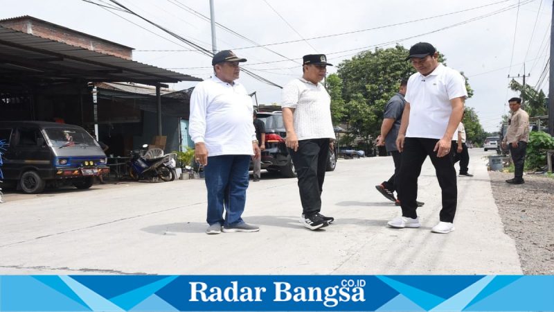 Bupati Sidoarjo meninjau proses perbaikan jalan rusak di salah satu ruas jalan Kabupaten Sidoarjo, Jumat (13/3/2026). (Foto Dok Ho/RadarBangsa.co.id)