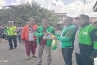 Petugas membagikan sembako kepada ojol di Lubuklinggau, Rabu (18/3/2026). (Foto Dok Ho/RadarBangsa.co.id)