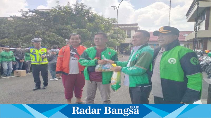 Petugas membagikan sembako kepada ojol di Lubuklinggau, Rabu (18/3/2026). (Foto Dok Ho/RadarBangsa.co.id)