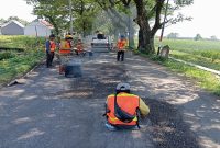 Petugas URC PJJ Berbek melakukan penambalan jalan berlubang di Nganjuk, Kamis (12/3/2026). (Foto Dok Ho/RadarBangsa.co.id)
