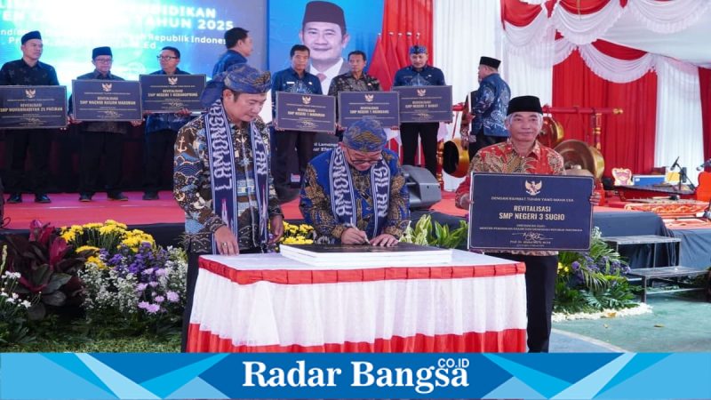 Bupati Lamongan Yuhronur Efendi bersama Mendikdasmen Abdul Mu’ti meresmikan revitalisasi sekolah di SMPN 1 Lamongan, Jumat (6/3/2026). (Foto Dok Ho/RadarBangsa.co.id)