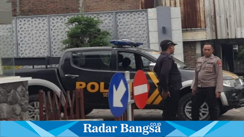 Petugas Polsek Tikung melaksanakan patroli Obvit di Pasar Baru Tikung, Minggu 8 Maret 2026 (Foto Dok Ho/RadarBangsa.co.id)