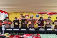 Pemusnahan barang bukti narkotika oleh Polda Kalbar dalam konferensi pers pengungkapan kasus narkoba di Pontianak, Jumat (27/2/2026). (Foto Dok Ho/RadarBangsa.co.id)