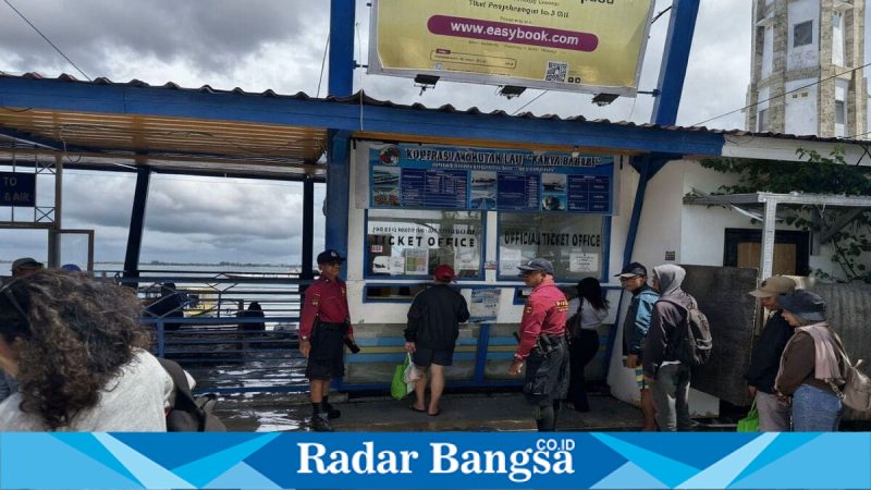Personel Polda NTB melakukan patroli pengamanan di Pelabuhan Teluk Nare, Lombok Utara, Jumat (27 Februari 2026). (Foto Dok Ho/RadarBangsa.co.id)