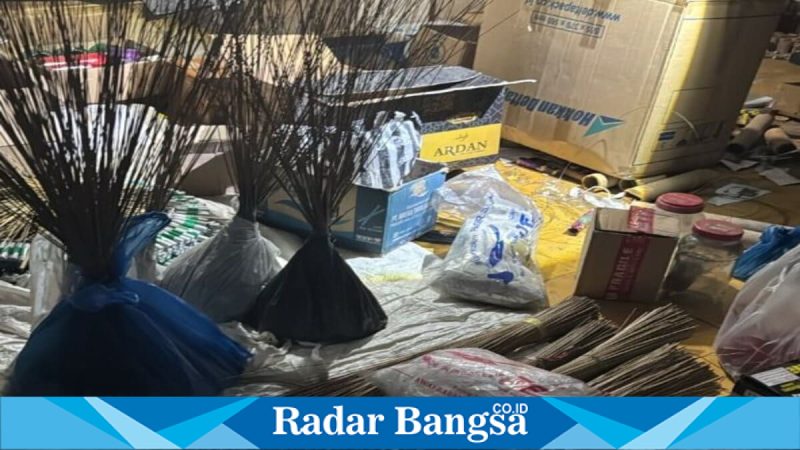 Petugas saat mengamankan barang bukti petasan di Pamekasan, Jumat (20/03/2026). (Foto Dok Ho/RadarBangsa.co.id)