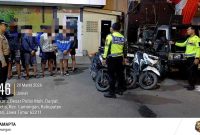 Petugas Polres Lamongan saat mengamankan remaja dan kendaraan, Jumat (20/03/2026) dini hari. (Foto Dok Ho/RadarBangsa.co.id)