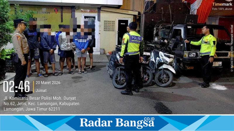 Petugas Polres Lamongan saat mengamankan remaja dan kendaraan, Jumat (20/03/2026) dini hari. (Foto Dok Ho/RadarBangsa.co.id)