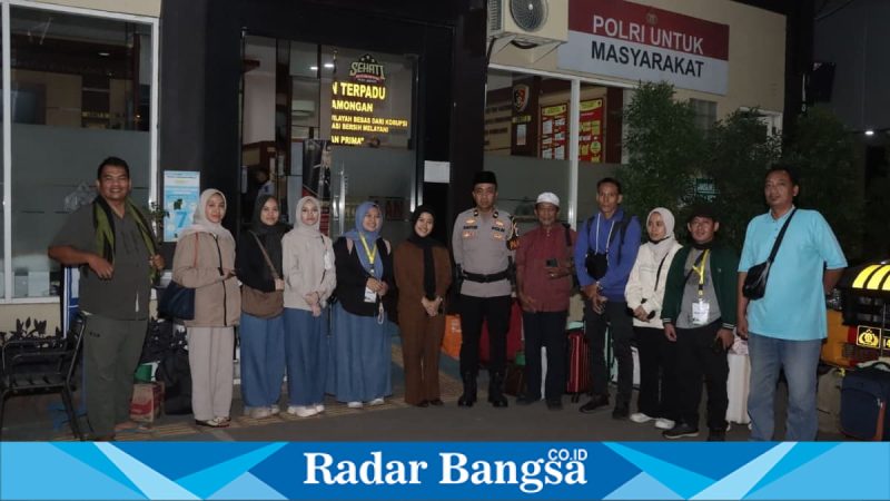 Petugas Polres Lamongan menyambut kedatangan pemudik program SeruNU Mudik Gratis di Mapolres Lamongan, Senin (16 Maret 2026). (Foto Dok Ho/RadarBangsa.co.id)