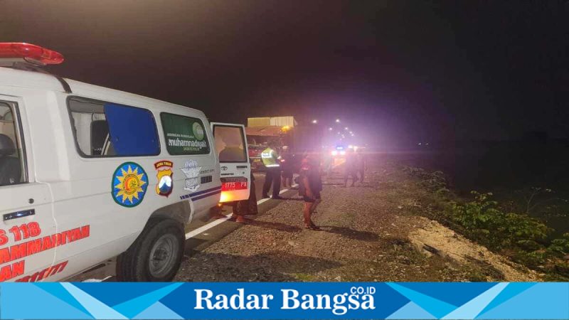 Petugas Polres Lamongan evakuasi korban kecelakaan Truck di Jalan Raya Lingkar Utara. Selasa, 31 Maret 2026 (Foto Dok Ho/RadarBangsa.co.id)