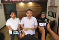 Kasat Reskrim Polres Mojokerto AKP Aldhino Prima Wirdhan memberikan keterangan kepada wartawan terkait pengungkapan kasus debt collector ilegal, Senin (2/3/2026). (Foto Dok Ho/RadarBangsa.co.id)