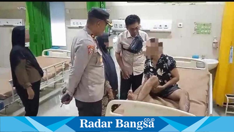 Petugas Polsek Babat saat mendampingi pelaku menuju perawatan, Selasa (24/03/2026) (Foto Dok Ho/RadarBangsa.co.id)