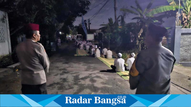 Petugas Polsek Tikung saat pengamanan Majlis Dzikir di Ponpes Assalafi Al Fitrah, Rabu (4/3/2025). (Foto Dok Ho/RadarBangsa.co.id)