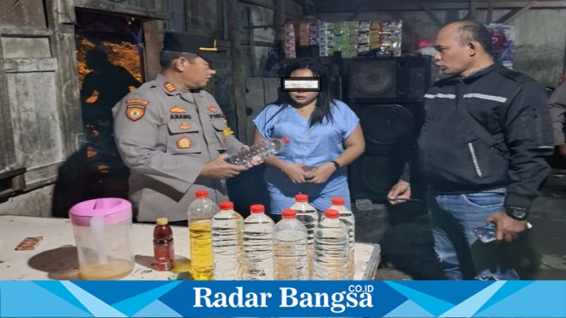 Petugas Polsek Tikung mengamankan barang bukti minuman keras dari warung di Dusun Tuwiri, Lamongan, Sabtu (7/3/2026). (Foto Dok Ho/RadarBangsa.co.id)
