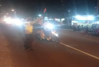 Personel Polsek Tikung melakukan pengamanan dan pengaturan lalu lintas saat kegiatan buka puasa hingga Tarawih di Masjid Namira Lamongan, Kamis (12/3/2026). (Foto Dok Ho/RadarBangsa.co.id)