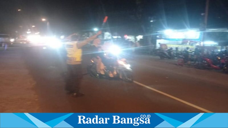 Personel Polsek Tikung melakukan pengamanan dan pengaturan lalu lintas saat kegiatan buka puasa hingga Tarawih di Masjid Namira Lamongan, Kamis (12/3/2026). (Foto Dok Ho/RadarBangsa.co.id)