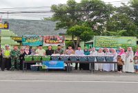 Pembagian takjil oleh SPPG dan Forkopimcam Tikung di Lamongan, Jumat (13/3/2026). (Foto Dok Ho/RadarBangsa.co.id)