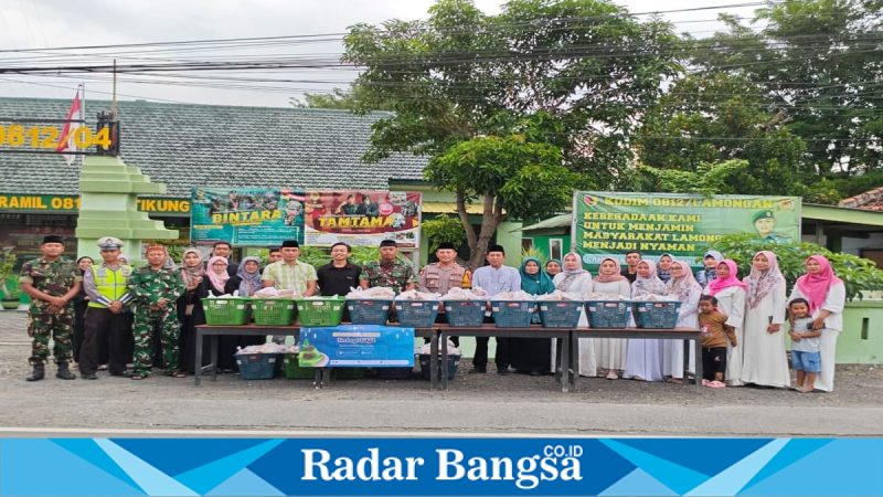 Pembagian takjil oleh SPPG dan Forkopimcam Tikung di Lamongan, Jumat (13/3/2026). (Foto Dok Ho/RadarBangsa.co.id)