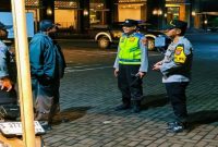 Petugas Polsek Tikung saat melaksanakan patroli dialogis di kawasan perumahan warga Kecamatan Tikung, Lamongan, Sabtu (7/3/2026). (Foto Dok Ho/RadarBangsa.co.id)