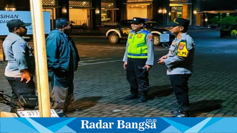 Petugas Polsek Tikung saat melaksanakan patroli dialogis di kawasan perumahan warga Kecamatan Tikung, Lamongan, Sabtu (7/3/2026). (Foto Dok Ho/RadarBangsa.co.id)