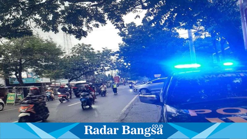 Petugas Polsek Tikung melaksanakan patroli ngabuburit di Jalan Mantup, Lamongan, Selasa (3/3/2026). (Foto Dok Ho/RadarBangsa.co.id)