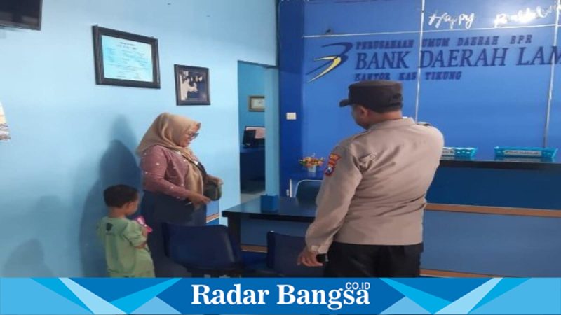 Anggota Polsek Tikung melaksanakan patroli objek vital di Bang Daerah Tikung, Selasa (3/3/2026). (Foto Dok Ho/RadarBangsa.co.id)