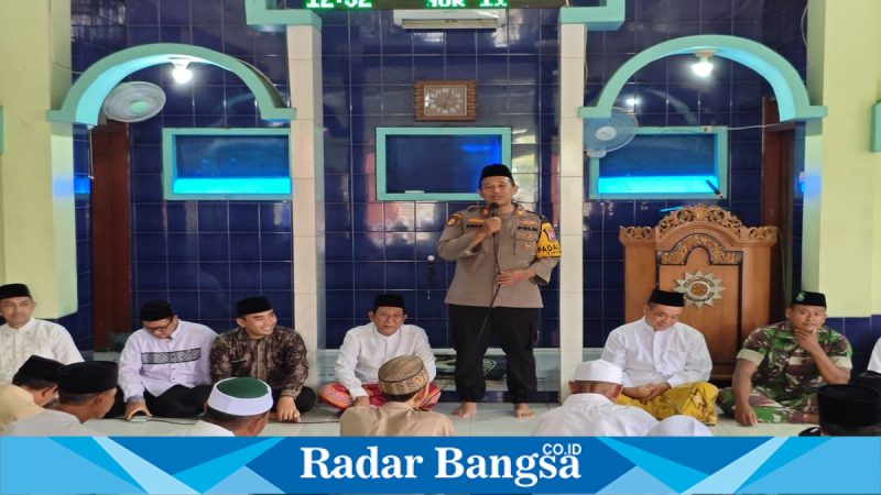 Forkopimcam dan MUI Kecamatan Tikung saat Safari Ramadhan di Masjid Nurus Salam, Desa Wonokromo, Lamongan, Jumat (27/2/2026). (Foto Dok Ho/RadarBangsa.co.id)