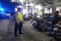 Petugas Polsek Tikung melakukan patroli obyek vital di wilayah Kecamatan Tikung, Lamongan, Sabtu (14/3/2026) malam. (Foto Dok Ho/RadarBangsa.co.id)