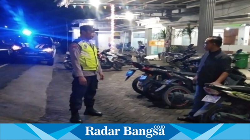 Petugas Polsek Tikung melakukan patroli obyek vital di wilayah Kecamatan Tikung, Lamongan, Sabtu (14/3/2026) malam. (Foto Dok Ho/RadarBangsa.co.id)