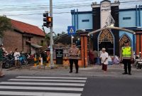 Aparat Polsek Tikung saat pengamanan Sholat Idul Fitri di Masjid At-Taqwa, Jumat (20/3/2026) (Foto Dok Ho/RadarBangsa.co.id)